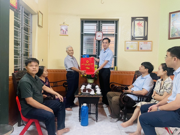 Đồng chí Nguyễn Mậu Quang- Phó Bí thư Thường trực Đảng ủy xã thăm, tặng quà các gia đình chính sách, người có công nhân kỷ niệm 80 năm Cách mạng Tháng Tám và Quốc khánh 2/9- Ảnh 1.