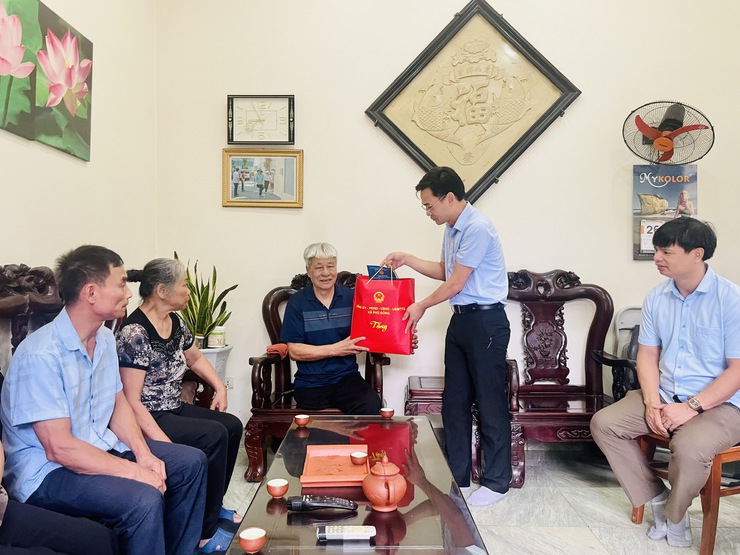 Đồng chí Nguyễn Mậu Quang- Phó Bí thư Thường trực Đảng ủy xã thăm, tặng quà các gia đình chính sách, người có công nhân kỷ niệm 80 năm Cách mạng Tháng Tám và Quốc khánh 2/9- Ảnh 3.