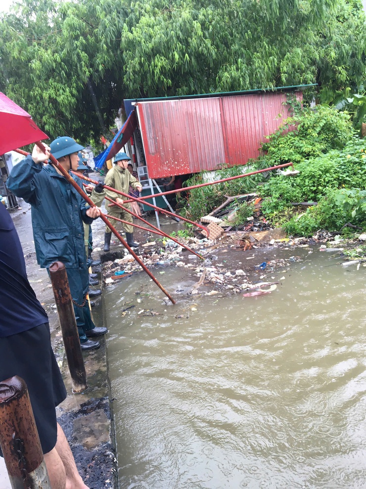 Các lực lượng phường Tây Mỗ khẩn trương hỗ trợ nhân dân ứng phó ngập úng và phân luồng giao thông- Ảnh 5.