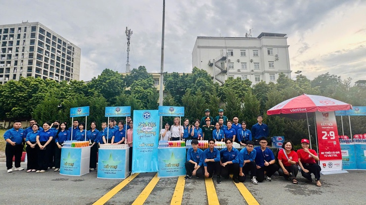 12 điểm phát miễn phí nước uống, đồ ăn nhẹ dọc tuyến diễu binh, diễu hành Kim Mã - Liễu Giai - Văn Cao- Ảnh 1.