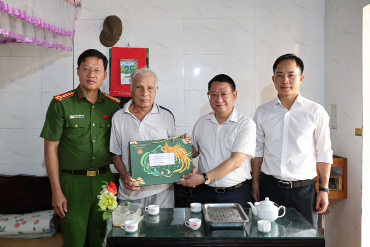 Các đồng chí lãnh đạo xã Tiến Thắng thăm, tặng quà người có công nhân dịp Quốc khánh 2/9- Ảnh 2.