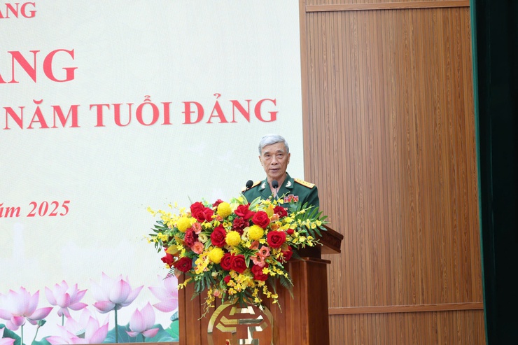 Trưởng ban Tổ chức Thành ủy Hà Nội Hà Minh Hải trao Huy hiệu Đảng tại xã Tiến Thắng- Ảnh 8.