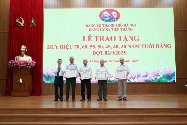Trưởng ban Tổ chức Thành ủy Hà Nội Hà Minh Hải trao Huy hiệu Đảng tại xã Tiến Thắng- Ảnh 6.