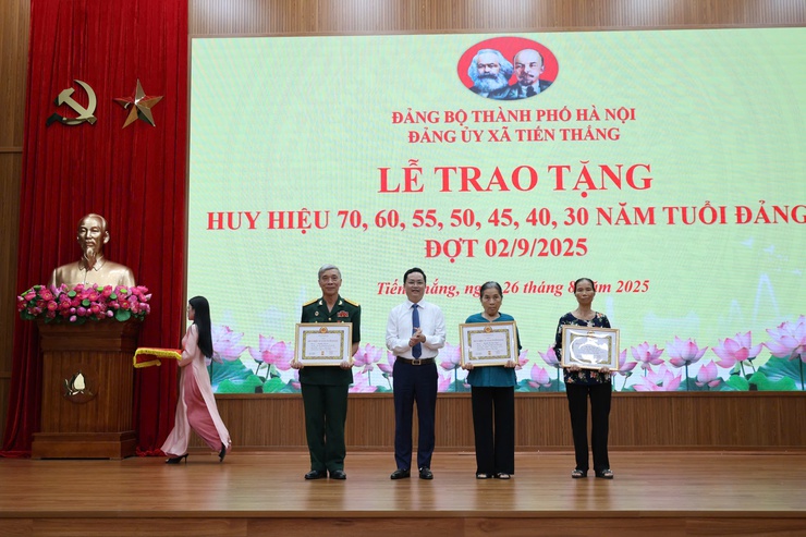 Trưởng ban Tổ chức Thành ủy Hà Nội Hà Minh Hải trao Huy hiệu Đảng tại xã Tiến Thắng- Ảnh 5.
