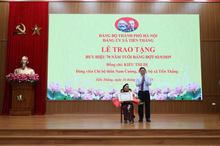 Trưởng ban Tổ chức Thành ủy Hà Nội Hà Minh Hải trao Huy hiệu Đảng tại xã Tiến Thắng- Ảnh 3.