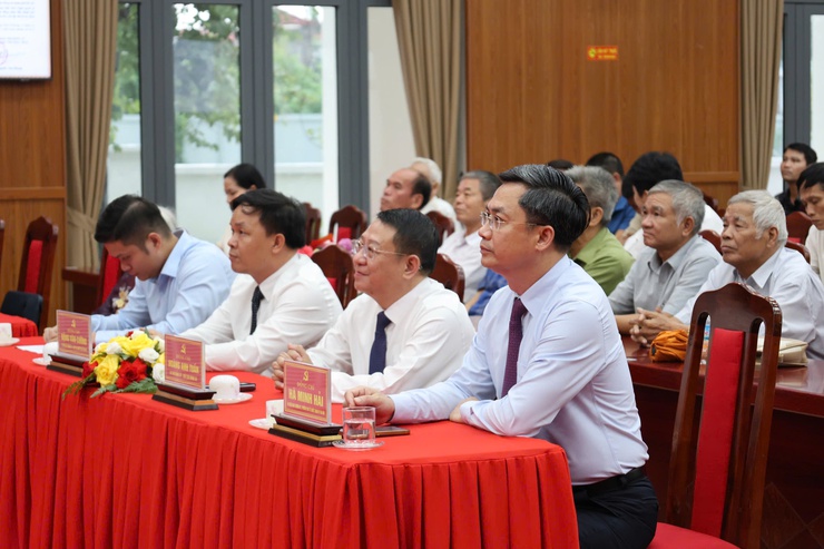 Trưởng ban Tổ chức Thành ủy Hà Nội Hà Minh Hải trao Huy hiệu Đảng tại xã Tiến Thắng- Ảnh 2.