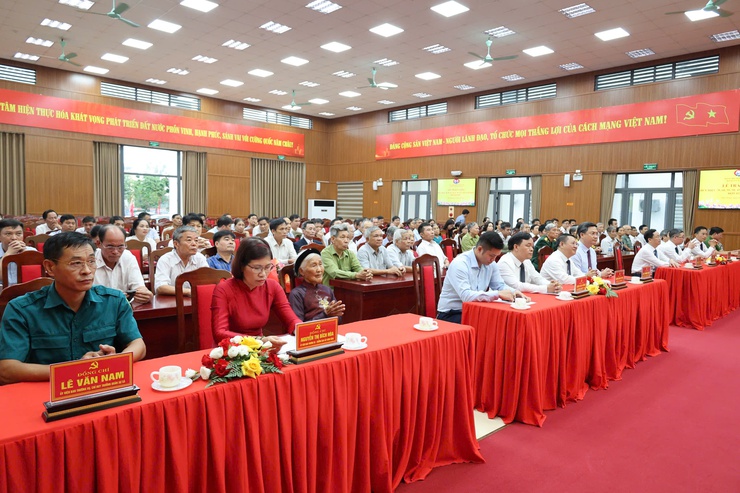 Trưởng ban Tổ chức Thành ủy Hà Nội Hà Minh Hải trao Huy hiệu Đảng tại xã Tiến Thắng- Ảnh 1.