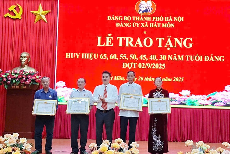 Xã Hát Môn trao Huy hiệu Đảng tặng 60 đảng viên đợt 2/9- Ảnh 3.