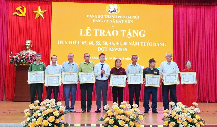 Xã Hát Môn trao Huy hiệu Đảng tặng 60 đảng viên đợt 2/9- Ảnh 4.