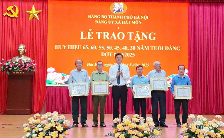 Xã Hát Môn trao Huy hiệu Đảng tặng 60 đảng viên đợt 2/9- Ảnh 2.