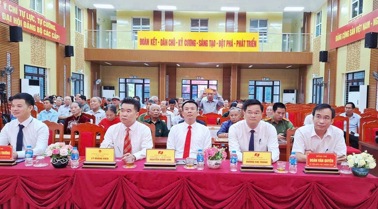 Xã Hát Môn trao Huy hiệu Đảng tặng 60 đảng viên đợt 2/9- Ảnh 1.