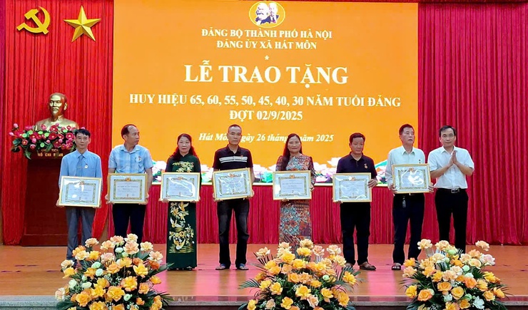Xã Hát Môn trao Huy hiệu Đảng tặng 60 đảng viên đợt 2/9- Ảnh 5.