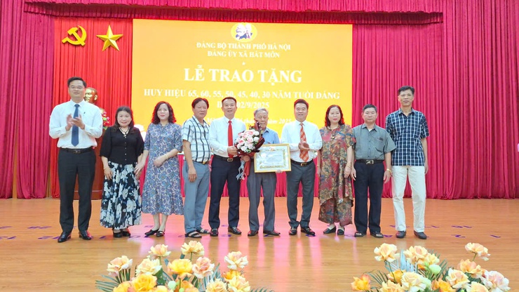 Xã Hát Môn trao Huy hiệu Đảng tặng 60 đảng viên đợt 2/9- Ảnh 6.