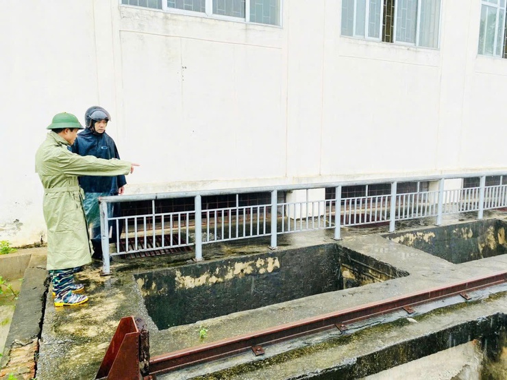 Lãnh đạo xã Hát Môn kiểm tra công tác ứng phó với bão số 5- Ảnh 1.