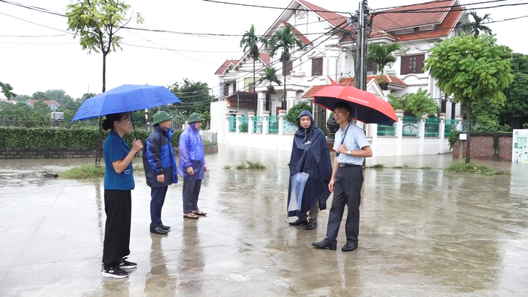 Đồng chí Đỗ Thị Thúy Hằng - Phó Bí thư Thường trực Đảng ủy xã kiểm tra các khu vực ngập úng do bão số 5 gây ra- Ảnh 1.