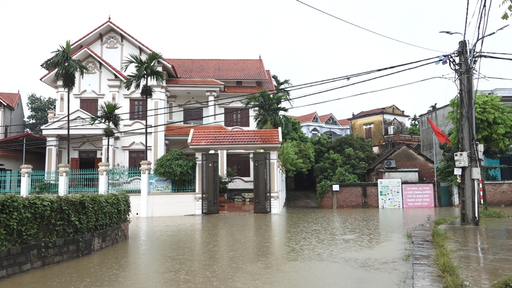 Đồng chí Đỗ Thị Thúy Hằng - Phó Bí thư Thường trực Đảng ủy xã kiểm tra các khu vực ngập úng do bão số 5 gây ra- Ảnh 2.