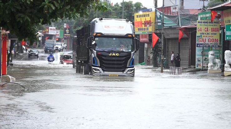 Đồng chí Đỗ Thị Thúy Hằng - Phó Bí thư Thường trực Đảng ủy xã kiểm tra các khu vực ngập úng do bão số 5 gây ra- Ảnh 5.