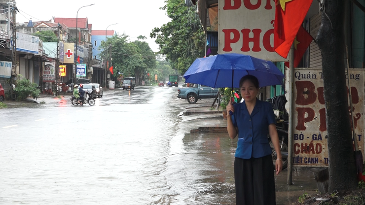 Đồng chí Đỗ Thị Thúy Hằng - Phó Bí thư Thường trực Đảng ủy xã kiểm tra các khu vực ngập úng do bão số 5 gây ra- Ảnh 3.