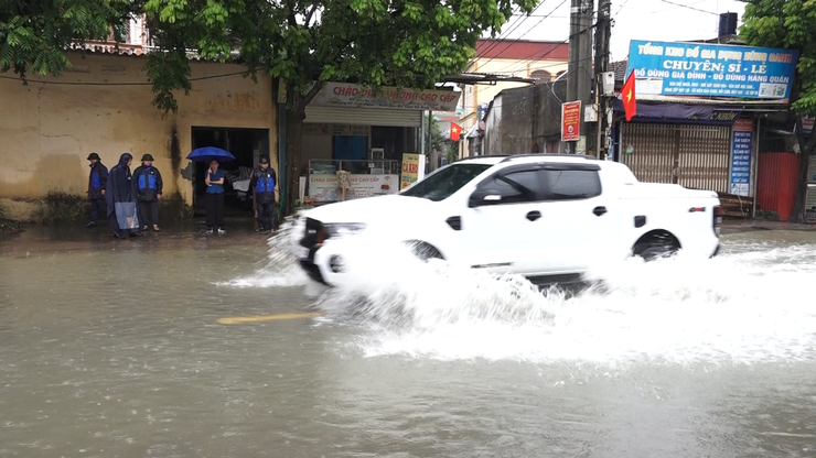 Đồng chí Đỗ Thị Thúy Hằng - Phó Bí thư Thường trực Đảng ủy xã kiểm tra các khu vực ngập úng do bão số 5 gây ra- Ảnh 4.