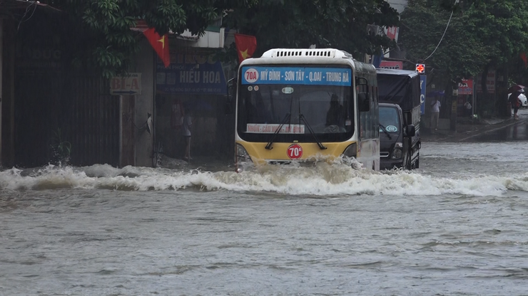 Đồng chí Đỗ Thị Thúy Hằng - Phó Bí thư Thường trực Đảng ủy xã kiểm tra các khu vực ngập úng do bão số 5 gây ra- Ảnh 6.