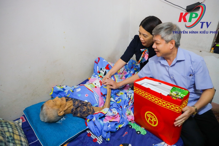 Xã Kiều Phú tổ chức thăm, tặng quà Mẹ Việt Nam anh hùng và thương bệnh binh nhân kỷ niệm 80 năm Cách mạng Tháng Tám, Quốc khánh 2/9- Ảnh 1.