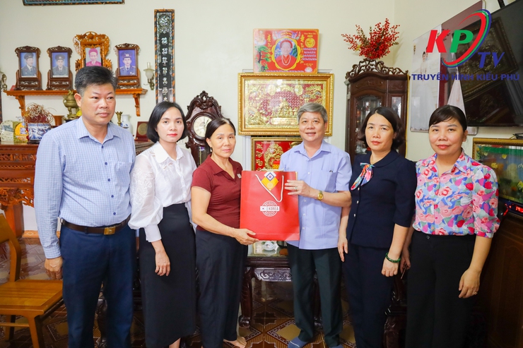 Xã Kiều Phú tổ chức thăm, tặng quà Mẹ Việt Nam anh hùng và thương bệnh binh nhân kỷ niệm 80 năm Cách mạng Tháng Tám, Quốc khánh 2/9- Ảnh 2.