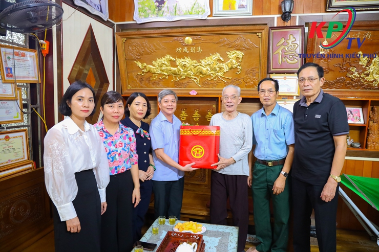 Xã Kiều Phú tổ chức thăm, tặng quà Mẹ Việt Nam anh hùng và thương bệnh binh nhân kỷ niệm 80 năm Cách mạng Tháng Tám, Quốc khánh 2/9- Ảnh 3.