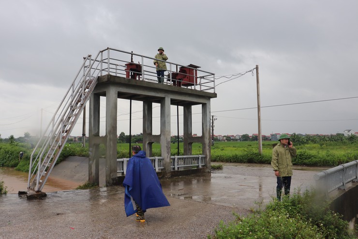Lãnh đạo UBND xã Thuận An kiểm tra tình hình úng ngập do ảnh hưởng bão số 5- Ảnh 2.
