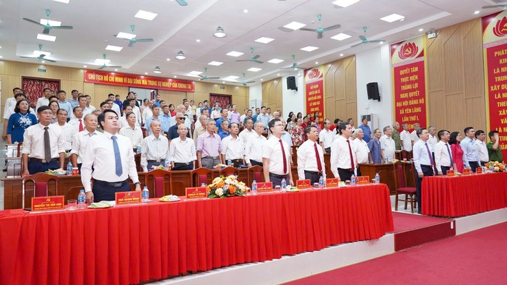 XÃ YÊN LÃNG TRANG TRỌNG TỔ CHỨC LỄ TRAO HUY HIỆU ĐẢNG ĐỢT 02/9/2025.- Ảnh 1.