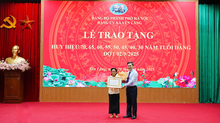 XÃ YÊN LÃNG TRANG TRỌNG TỔ CHỨC LỄ TRAO HUY HIỆU ĐẢNG ĐỢT 02/9/2025.- Ảnh 2.