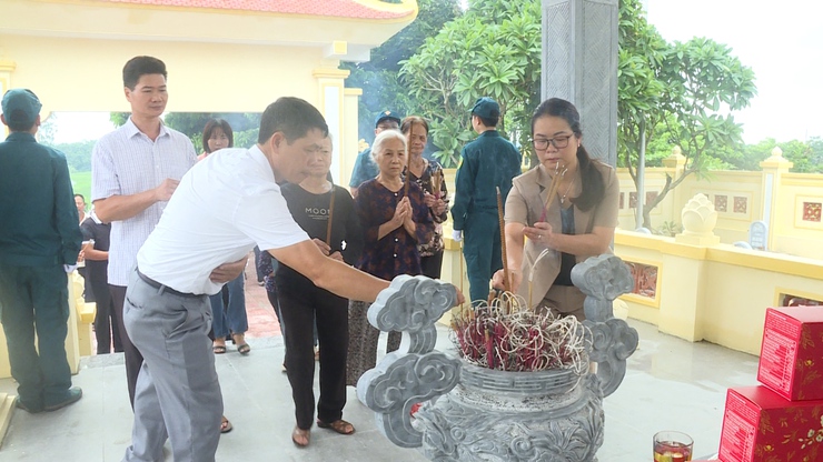 Lãnh đạo và nhân dân xã trang trọng dâng hương tưởng niệm các anh hùng liệt sỹ nhân dịp 80 năm Quốc khánh 2/9- Ảnh 2.