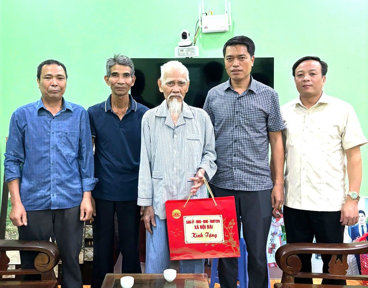 LÃNH ĐẠO XÃ NỘI BÀI THĂM VÀ TẶNG QUÀ CÁC GIA ĐÌNH CHÍNH SÁCH, NGƯỜI CÓ CÔNG DỊP QUỐC KHÁNH 02/9- Ảnh 2.