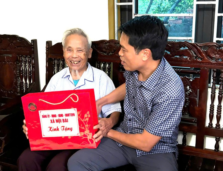 LÃNH ĐẠO XÃ NỘI BÀI THĂM VÀ TẶNG QUÀ CÁC GIA ĐÌNH CHÍNH SÁCH, NGƯỜI CÓ CÔNG DỊP QUỐC KHÁNH 02/9- Ảnh 3.