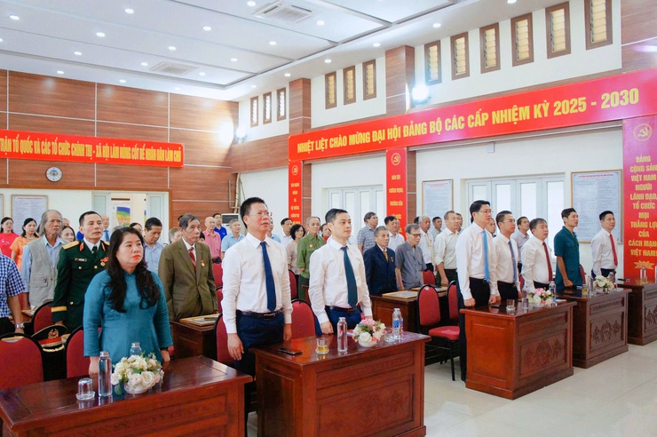 54 đảng viên phường Phú Thượng vinh dự nhận Huy hiệu Đảng đợt 2-9- Ảnh 1. 54 đảng viên phường Phú Thượng vinh dự nhận Huy hiệu Đảng đợt 2-9- Ảnh 1.