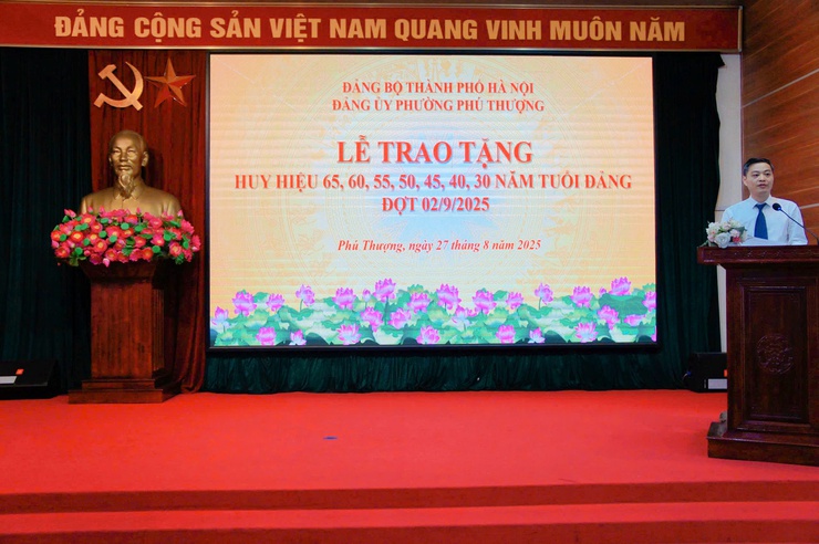 54 đảng viên phường Phú Thượng vinh dự nhận Huy hiệu Đảng đợt 2-9- Ảnh 2. 54 đảng viên phường Phú Thượng vinh dự nhận Huy hiệu Đảng đợt 2-9- Ảnh 2.