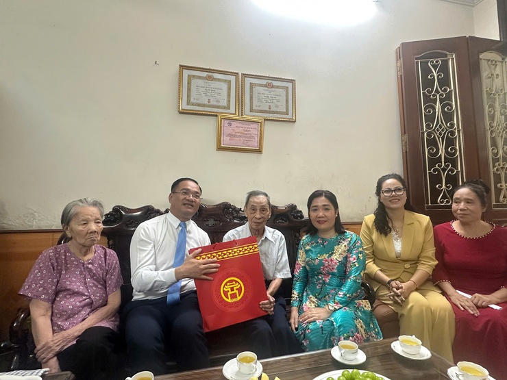 Phường Đống Đa tri ân, tặng quà người có công nhân dịp kỷ niệm 80 năm Quốc khánh nước Cộng hoà xã hội chủ nghĩa Việt Nam (02/9/1945 - 02/9/2025)- Ảnh 1.