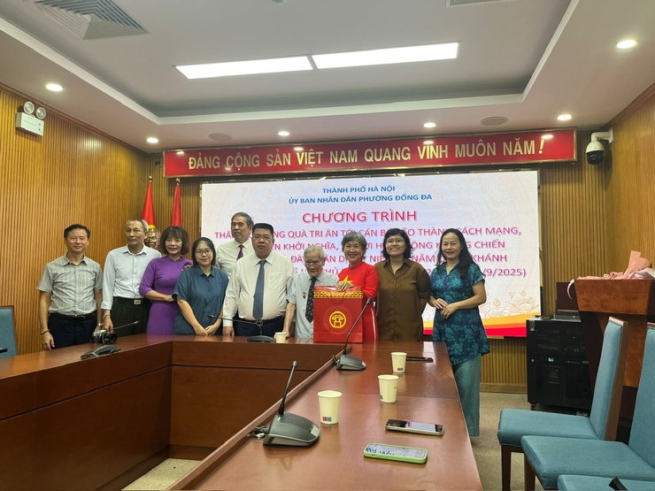Phường Đống Đa tri ân, tặng quà người có công nhân dịp kỷ niệm 80 năm Quốc khánh nước Cộng hoà xã hội chủ nghĩa Việt Nam (02/9/1945 - 02/9/2025)- Ảnh 3.