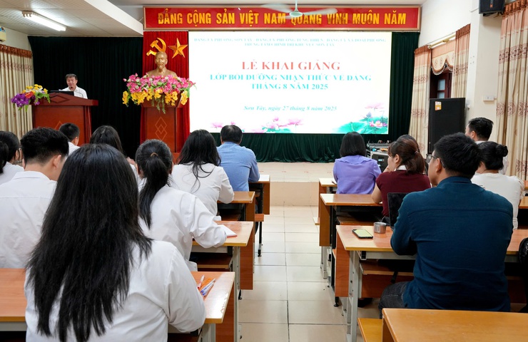Sơn Tây khai giảng lớp bồi dưỡng nhận thức về Đảng tháng 8 năm 2025- Ảnh 2.