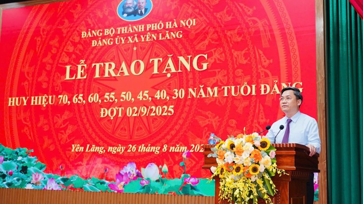 XÃ YÊN LÃNG TRANG TRỌNG TỔ CHỨC LỄ TRAO HUY HIỆU ĐẢNG ĐỢT 02/9/2025.- Ảnh 3.