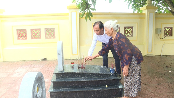Lãnh đạo và nhân dân xã trang trọng dâng hương tưởng niệm các anh hùng liệt sỹ nhân dịp 80 năm Quốc khánh 2/9- Ảnh 1.