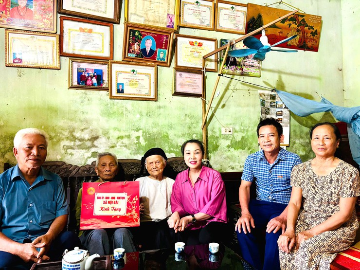LÃNH ĐẠO XÃ NỘI BÀI THĂM VÀ TẶNG QUÀ CÁC GIA ĐÌNH CHÍNH SÁCH, NGƯỜI CÓ CÔNG DỊP QUỐC KHÁNH 02/9- Ảnh 5.
