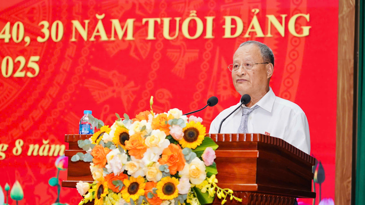 XÃ YÊN LÃNG TRANG TRỌNG TỔ CHỨC LỄ TRAO HUY HIỆU ĐẢNG ĐỢT 02/9/2025.- Ảnh 4.