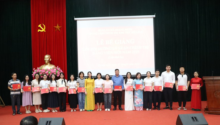 Bế giảng lớp bồi dưỡng lý luận chính trị cho đảng viên mới năm 2025- Ảnh 4.