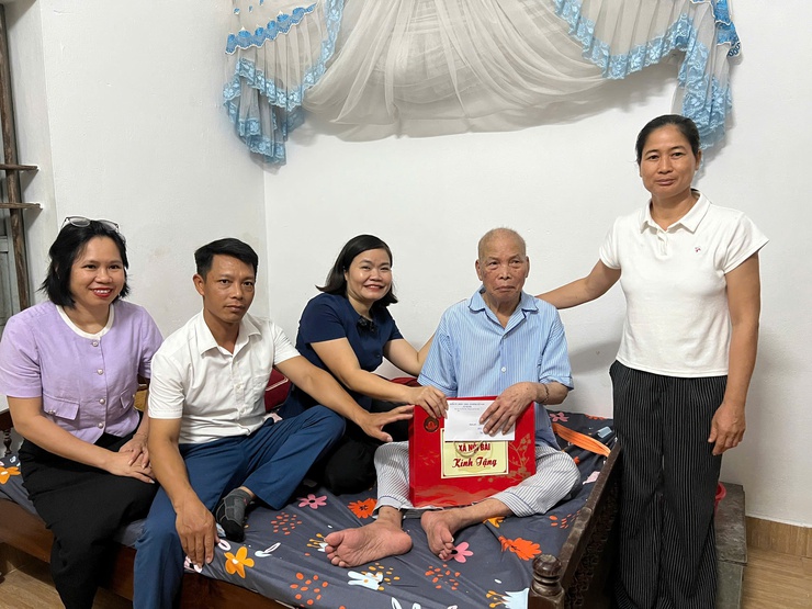 LÃNH ĐẠO XÃ NỘI BÀI THĂM VÀ TẶNG QUÀ CÁC GIA ĐÌNH CHÍNH SÁCH, NGƯỜI CÓ CÔNG DỊP QUỐC KHÁNH 02/9- Ảnh 7.