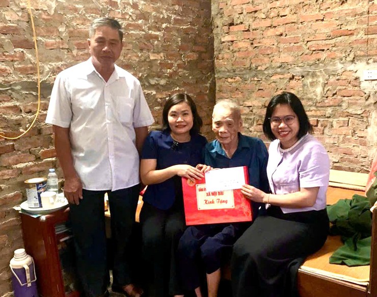LÃNH ĐẠO XÃ NỘI BÀI THĂM VÀ TẶNG QUÀ CÁC GIA ĐÌNH CHÍNH SÁCH, NGƯỜI CÓ CÔNG DỊP QUỐC KHÁNH 02/9- Ảnh 8.