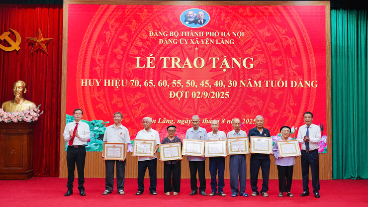 XÃ YÊN LÃNG TRANG TRỌNG TỔ CHỨC LỄ TRAO HUY HIỆU ĐẢNG ĐỢT 02/9/2025.- Ảnh 5.