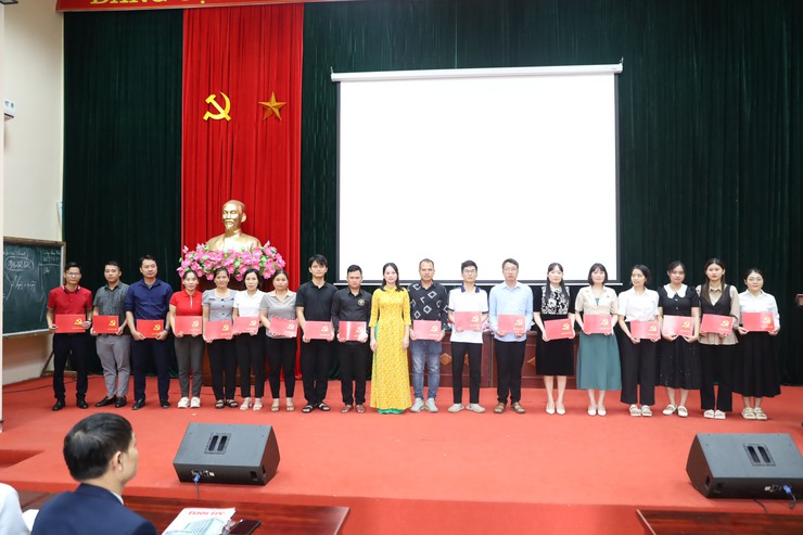 Bế giảng lớp bồi dưỡng lý luận chính trị cho đảng viên mới năm 2025- Ảnh 5.