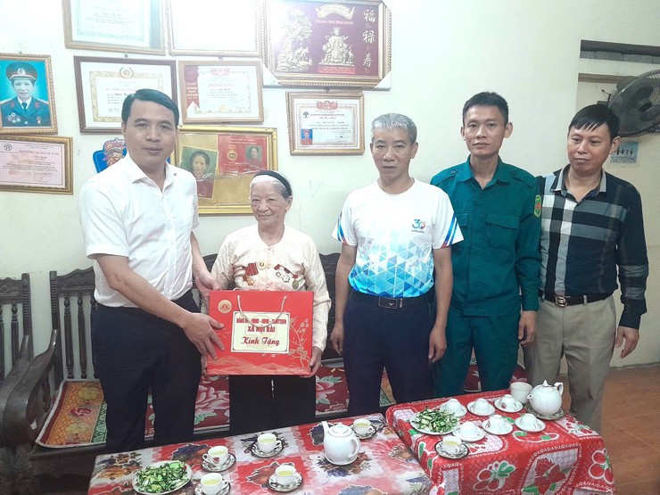 LÃNH ĐẠO XÃ NỘI BÀI THĂM VÀ TẶNG QUÀ CÁC GIA ĐÌNH CHÍNH SÁCH, NGƯỜI CÓ CÔNG DỊP QUỐC KHÁNH 02/9- Ảnh 9.