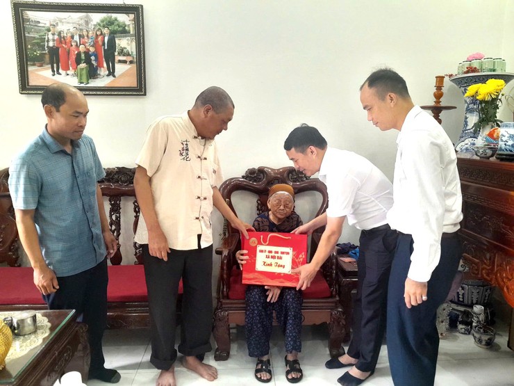 LÃNH ĐẠO XÃ NỘI BÀI THĂM VÀ TẶNG QUÀ CÁC GIA ĐÌNH CHÍNH SÁCH, NGƯỜI CÓ CÔNG DỊP QUỐC KHÁNH 02/9- Ảnh 10.
