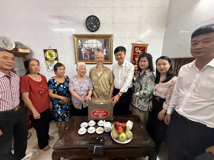 Phường Đống Đa tri ân, tặng quà người có công nhân dịp kỷ niệm 80 năm Quốc khánh nước Cộng hoà xã hội chủ nghĩa Việt Nam (02/9/1945 - 02/9/2025)- Ảnh 4.
